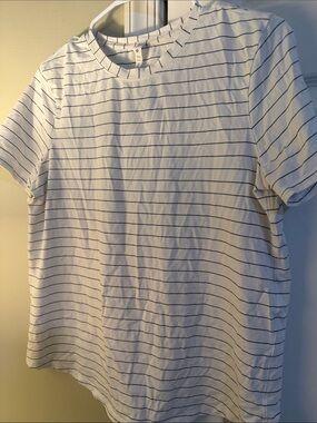 Lululemon size 8 tee